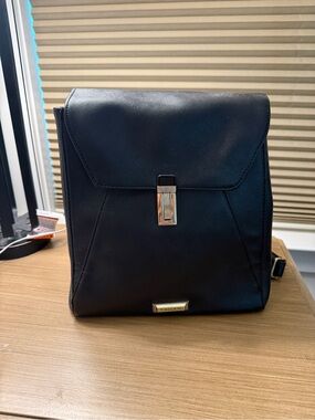 TAHARI WOMEN'S BLACK BACKPACK LIKE NEW